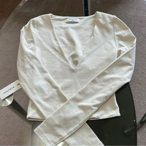 aritzia contour v neck long sleeve - Picture 1 of 6